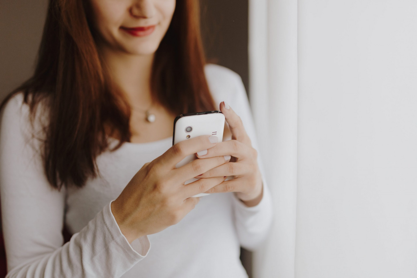 kaboompics_Beautiful young woman using smartphone